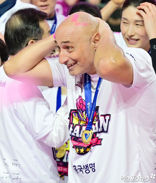 흥국생명 마르첼로 아본단자 감독이 8일 인천 삼산월드체육관에서 열린 V리그 여자부 챔피언결정전 5차전 정관장과의 경기에서 승리 후 우승한 뒤 기뻐하고 있다. 엑스포츠뉴스 인천, 김한준 기자