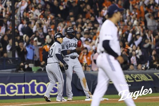 한화 이글스 외국인 타자 플로리얼이 9일 잠실 두산전에서 2안타 2볼넷 2타점 1득점 맹활약으로 팀 2연패 탈출을 이끌었다. 한화 이글스