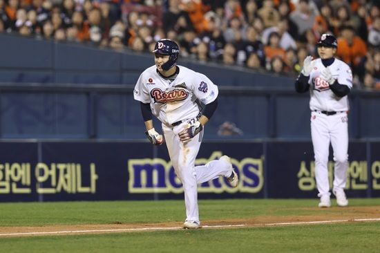 두산 베어스 내야수 박지훈이 지난 8일 잠실 한화전에서 8회 말 대주자로 투입돼 결정적인 3루 진루에 성공했다. 두산 베어스