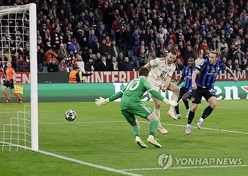 뱅상 콤파니 감독이 이끄는 바이에른 뮌헨은 9일(한국시간) 독일 뮌헨에 있는 알리안츠 아레나에서 열린 인터 밀란과의 2024-2025시즌 유럽축구연맹(UEFA) 챔피언스리그 8강 1차전에서 1-2로 패했다. 김민재는 중앙 수비수로 선발 출장해 후반 29분 교체될 때까지 74분을 소화했다. 이후 에릭 다이어가 결승 골 실점에 결정적인 역할을 하면서 뮌헨의 홈 1차전 패배 원흉이 됐다.&nbsp;연합뉴스