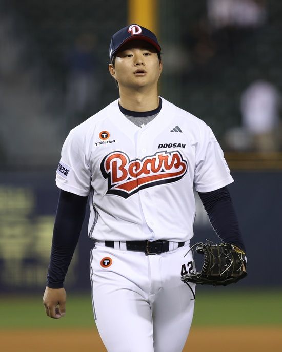 두산 베어스 투수 최지강이 지난 8일 잠실 한화전에서 1군 복귀전을 치러 1이닝 삼자범퇴로 시즌 첫 승까지 달성했다. 두산 베어스