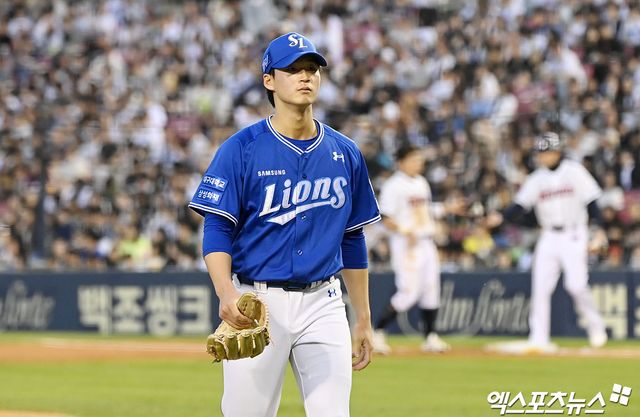 삼성 라이온즈 투수 이호성이 투구 후 더그아웃으로 들어오고 있다. 이호성은 올해 상무 야구단 입대를 노렸으나 군 복무를 미루고 팀에 남아 시즌 끝까지 뛰기로 했다. 엑스포츠뉴스 DB