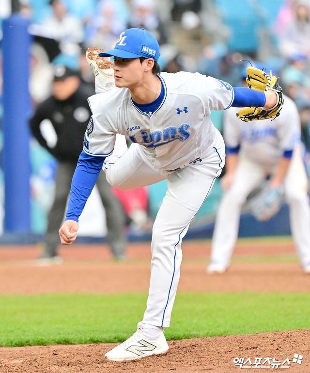 삼성 라이온즈 투수 이호성이 경기에 등판해 투구하고 있다. 이호성은 올해 상무 야구단 입대를 노렸으나 군 복무를 미루고 팀에 남아 시즌 끝까지 뛰기로 했다. 엑스포츠뉴스 DB