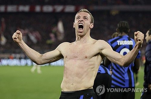 뱅상 콤파니 감독이 이끄는 바이에른 뮌헨은 9일(한국시간) 독일 뮌헨에 있는 알리안츠 아레나에서 열린 인터 밀란과의 2024-2025시즌 유럽축구연맹(UEFA) 챔피언스리그 8강 1차전에서 1-2로 패했다. 김민재는 중앙 수비수로 선발 출장해 후반 29분 교체될 때까지 74분을 소화했다. 이후 에릭 다이어가 결승 골 실점에 결정적인 역할을 하면서 뮌헨의 홈 1차전 패배 원흉이 됐다.&nbsp;연합뉴스