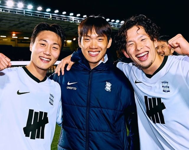 크리스 데이비스 감독이 이끄는 버밍엄 시티가 9일(한국시간) 영국 피터버러에 있는 웨스턴 홈즈 스타디움에서 열린 피터버러와의 2024-2025시즌 리그 원(3부) 31라운드 원정 순연 경기에서 2-1로 승리했다.&nbsp;이 승리로 버밍엄은 2부리그 챔피언십으로 승격을 확정지었다. 버밍엄