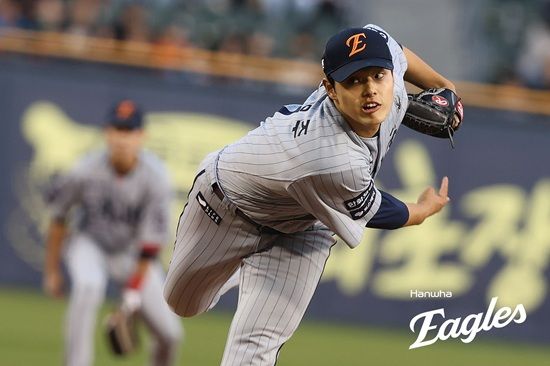 문동주는 지난 8일 서울 잠실구장에서 열린 2025 신한 Sol 뱅크 KBO리그 두산 베어스전에 선발 등판해 4이닝 64구 5피안타 1피홈런 5탈삼진 4실점 3자책을 기록했다.&nbsp;한화 이글스