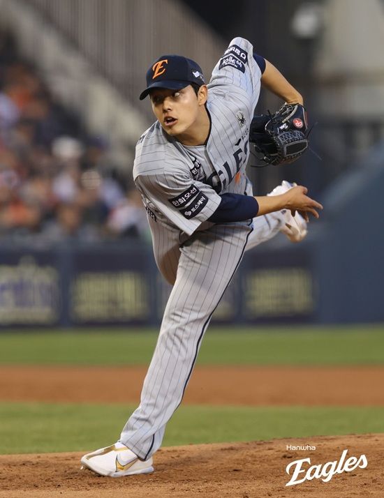 문동주는 지난 8일 서울 잠실구장에서 열린 2025 신한 Sol 뱅크 KBO리그 두산 베어스전에 선발 등판해 4이닝 64구 5피안타 1피홈런 5탈삼진 4실점 3자책을 기록했다.&nbsp;한화 이글스