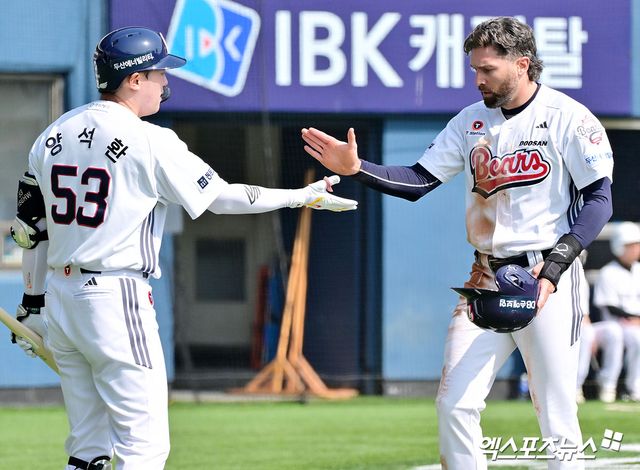 두산 베어스 외국인 타자 제이크 케이브가 9일 오전 이천 퓨처스팀에 커피차를 대접했다. 엑스포츠뉴스 DB