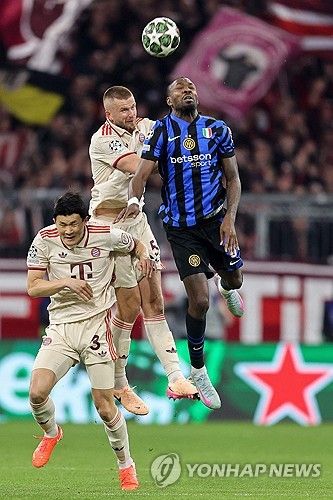 뱅상 콤파니 감독이 이끄는 바이에른 뮌헨은 9일(한국시간) 독일 뮌헨에 있는 알리안츠 아레나에서 열린 인터 밀란과의 2024-2025시즌 유럽축구연맹(UEFA) 챔피언스리그 8강 1차전에서 1-2로 패했다. 김민재는 중앙 수비수로 선발 출장해 후반 29분 교체될 때까지 74분을 소화했다. 이후 에릭 다이어가 결승 골 실점에 결정적인 역할을 하면서 뮌헨의 홈 1차전 패배 원흉이 됐다.&nbsp;연합뉴스