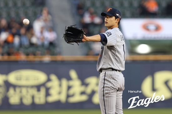 문동주는 지난 8일 서울 잠실구장에서 열린 2025 신한 Sol 뱅크 KBO리그 두산 베어스전에 선발 등판해 4이닝 64구 5피안타 1피홈런 5탈삼진 4실점 3자책을 기록했다.&nbsp;한화 이글스