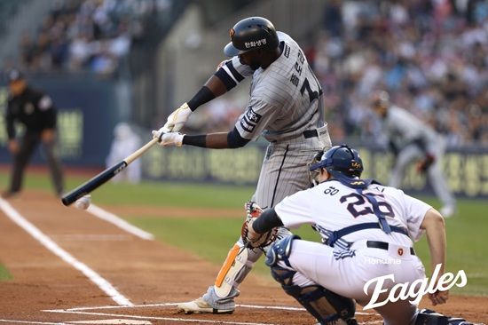 한화 이글스 외국인 타자 플로리얼이 9일 잠실 두산전에서 2안타 2볼넷 2타점 1득점 맹활약으로 팀 2연패 탈출을 이끌었다. 한화 이글스