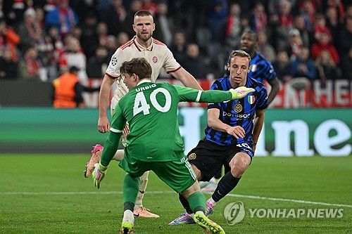 뱅상 콤파니 감독이 이끄는 바이에른 뮌헨은 9일(한국시간) 독일 뮌헨에 있는 알리안츠 아레나에서 열린 인터 밀란과의 2024-2025시즌 유럽축구연맹(UEFA) 챔피언스리그 8강 1차전에서 1-2로 패했다. 김민재는 중앙 수비수로 선발 출장해 후반 29분 교체될 때까지 74분을 소화했다. 이후 에릭 다이어가 결승 골 실점에 결정적인 역할을 하면서 뮌헨의 홈 1차전 패배 원흉이 됐다.&nbsp;연합뉴스