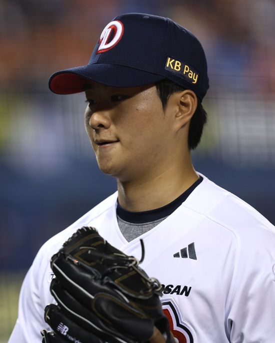 두산 베어스 투수 최지강이 지난 8일 잠실 한화전에서 1군 복귀전을 치러 1이닝 삼자범퇴로 시즌 첫 승까지 달성했다. 두산 베어스