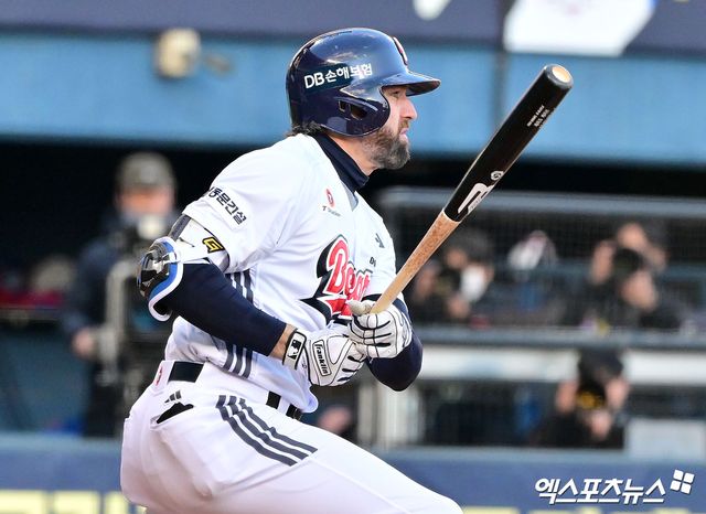 두산 베어스 외국인 타자 제이크 케이브가 9일 오전 이천 퓨처스팀에 커피차를 대접했다. 엑스포츠뉴스 DB