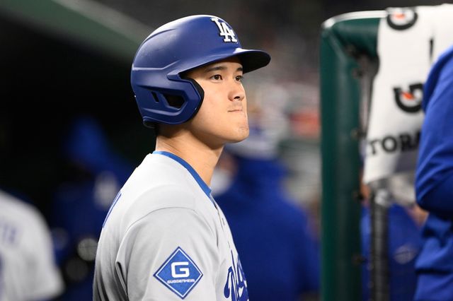 LA 다저스 오타니 쇼헤이가 2025 미국 메이저리그 정규시즌 경기에서 그라운드를 바라보고 있다. AP 연합뉴스