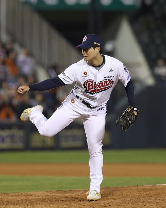 두산 베어스 투수 최지강이 지난 8일 잠실 한화전에서 1군 복귀전을 치러 1이닝 삼자범퇴로 시즌 첫 승까지 달성했다. 두산 베어스