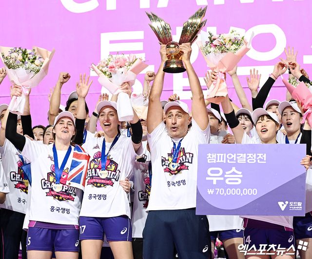 흥국생명 마르첼로 아본단자 감독이 8일 인천 삼산월드체육관에서 열린 V리그 여자부 챔피언결정전 5차전 정관장과의 경기에서 승리 후 우승한 뒤 선수들과 기념촬영하고 있다. 엑스포츠뉴스 인천, 김한준 기자