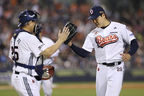 두산 베어스 포수 양의지가 지난 8일 잠실 한화전에서 3안타 1홈런 2타점 1득점으로 팀 2연승에 큰 힘을 보탰다. 특히 문동주의 커브를 감각적인 스윙으로 담장을 넘긴 장면이 백미였다. 두산 베어스