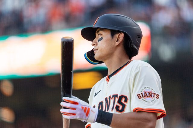 샌프란시스코 자이언츠 이정후가 2025 미국 메이저리그 정규시즌 경기에 출전해 타석에 들어갈 준비를 하고 있다. REUTERS 연합뉴스