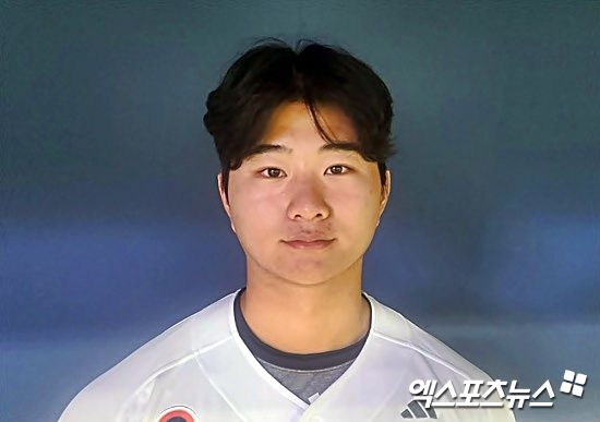 두산 베어스 투수 최지강이 지난 8일 잠실 한화전에서 1군 복귀전을 치러 1이닝 삼자범퇴로 시즌 첫 승까지 달성했다. 잠실, 김근한 기자