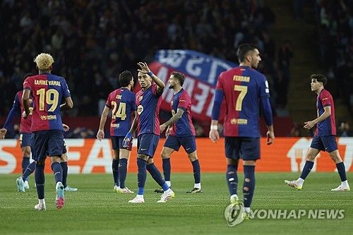 바르셀로나와 인터 밀란이 1일(한국시간) 스페인 바르셀로나에 있는 에스타디 올림픽 류이스 콤파니스에서 열린 2024-2025시즌 유럽축구연맹(UEFA) 챔피언스리그 4강 1차전에서 난타전 끝에 3-3 무승부를 거뒀다.&nbsp;연합뉴스