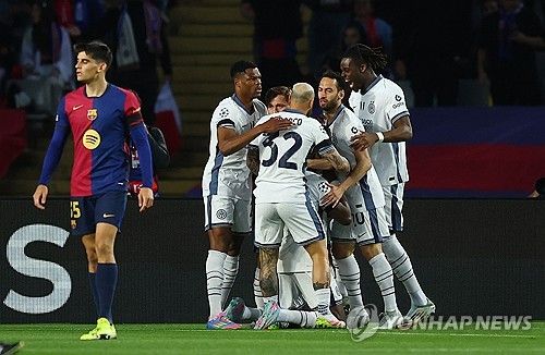 바르셀로나와 인터 밀란이 1일(한국시간) 스페인 바르셀로나에 있는 에스타디 올림픽 류이스 콤파니스에서 열린 2024-2025시즌 유럽축구연맹(UEFA) 챔피언스리그 4강 1차전에서 난타전 끝에 3-3 무승부를 거뒀다.&nbsp;연합뉴스