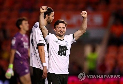 버밍엄 시티가 1일(한국시간) 영국 블랙풀에 있는 블룸필드 로드에서 열린 블랙풀과의 2024-2025시즌 리그1(3부) 45라운드 원정 경기에서 2-0으로 승리했다.&nbsp;버밍엄은 이날 승리로 승점 108점(33승9무3패)이 됐다. 2위 렉섬(승점89)과의 격차는 무려 19점 차다.연합뉴스