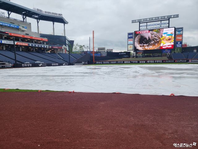 한화와 LG는 1일 대전한화생명볼파크에서 '2025 신한 SOL Bank KBO 리그' 정규시즌 여섯 번째 맞대결을 펼칠 예정이었으나 이 경기는 많은 양의 비로 우천 취소됐다. 대전, 박정현 기자