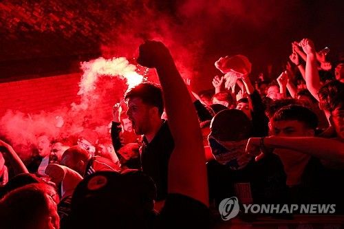 프랑스 매체 'RMC 스포츠'가 1일(한국시간) 독점 보도를 통해 PSG 선수단이 아스널과의 유럽축구연맹(UEFA) 챔피언스리그 4강 1차전 후 현지 팬들로부터 인종 차별을 당했다고 전했다.&nbsp;연합뉴스