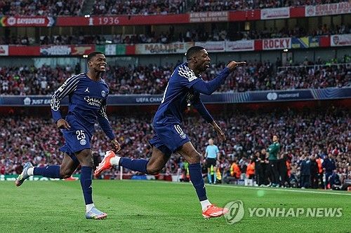 프랑스 유력지 '레키프'가 1일(한국시간) 햄스트링 부상이 의심되는 뎀벨레가 정밀 검사 없이 복귀할 가능성이 크다고 보도했다.&nbsp;연합뉴스