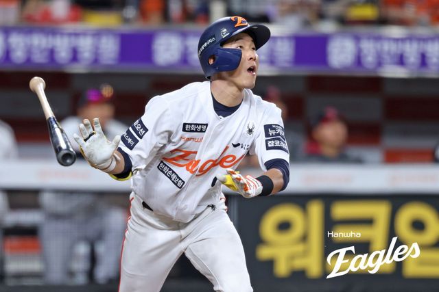 한화 내야수 황영묵은 30일 대전한화생명볼파크에서 열린 '2025 신한 SOL Bank KBO 리그' LG와 정규시즌 다섯 번째 맞대결에서 7회말 대타로 교체 출전했다. 구원 투수 김진성 상대 우측 담장을 넘어가는 결승 2점포를 터트려 팀 승리에 힘을 보탰다. 엑스포츠뉴스 DB