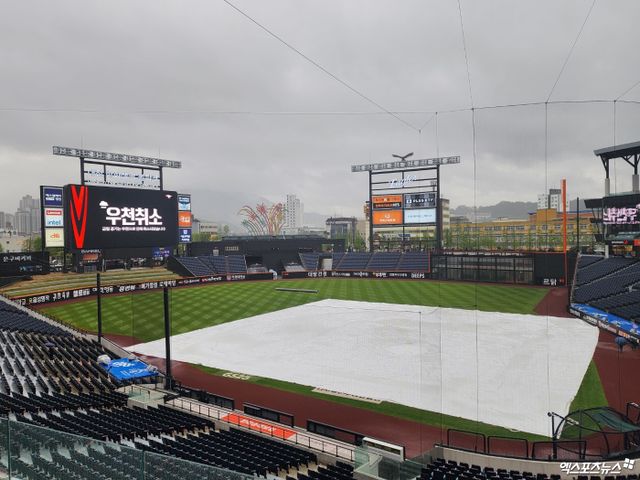한화와 LG는 1일 대전한화생명볼파크에서 '2025 신한 SOL Bank KBO 리그' 정규시즌 여섯 번째 맞대결을 펼칠 예정이었으나 이 경기는 많은 양의 비로 우천 취소됐다. 대전, 박정현 기자