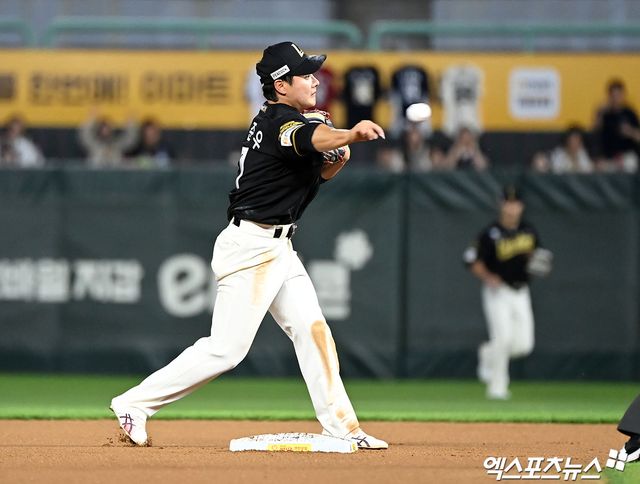 25일 오후 인천SSG랜더스필드에서 열린 '2024 신한 SOL Bank KBO리그' 한화 이글스와 SSG 랜더스의 경기, 8회초 무사 1루 SSG 최준우가 한화 안치홍의 내야땅볼때 노시환을 포스아웃 시킨 후 1루로 송구하고 있다. 엑스포츠뉴스 DB