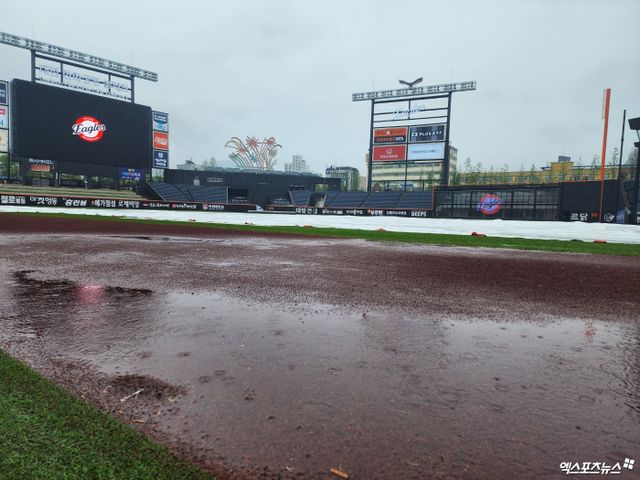 한화와 LG는 1일 대전한화생명볼파크에서 '2025 신한 SOL Bank KBO 리그' 정규시즌 여섯 번째 맞대결을 펼칠 예정이었으나 이 경기는 많은 양의 비로 우천 취소됐다. 대전, 박정현 기자