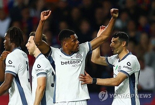 바르셀로나와 인터 밀란이 1일(한국시간) 스페인 바르셀로나에 있는 에스타디 올림픽 류이스 콤파니스에서 열린 2024-2025시즌 유럽축구연맹(UEFA) 챔피언스리그 4강 1차전에서 난타전 끝에 3-3 무승부를 거뒀다.&nbsp;연합뉴스