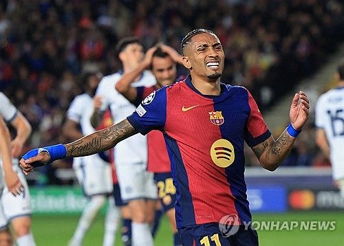 바르셀로나와 인터 밀란이 1일(한국시간) 스페인 바르셀로나에 있는 에스타디 올림픽 류이스 콤파니스에서 열린 2024-2025시즌 유럽축구연맹(UEFA) 챔피언스리그 4강 1차전에서 난타전 끝에 3-3 무승부를 거뒀다.&nbsp;연합뉴스