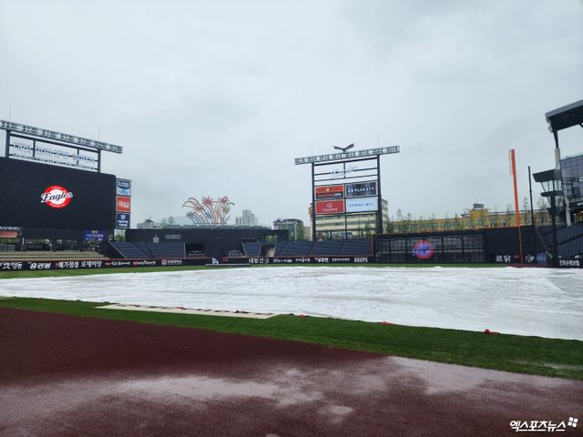 한화와 LG는 1일 대전한화생명볼파크에서 '2025 신한 SOL Bank KBO 리그' 정규시즌 여섯 번째 맞대결을 펼칠 예정이었으나 이 경기는 많은 양의 비로 우천 취소됐다. 대전, 박정현 기자