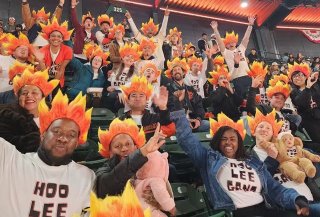 샌프란시스코 자이언츠 이정후의 팬클럽 후리건스가 경기장에서 단체 사진을 찍고 있다. 후리건스 공식 홈페이지