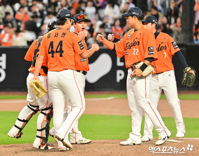 한화는 현재 정규시즌 전적 19승 13패를 기록 중이다. 4연승으로 거침없는 상승세를 그리고 있는 만큼 9연전 기간 중 우천 취소가 팀에 긍정적 영향을 미칠지 많은 관심이 쏠린다. 엑스포츠뉴스 DB