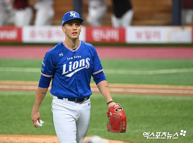 6일 오후 서울 구로구 고척스카이돔에서 열린 '2021 신한은행 SOL KBO리그' 삼성 라이온즈와 키움 히어로즈의 경기, 6회말 수비를 마친 삼성 선발투수 뷰캐넌이 더그아웃으로 향하고 있다. 엑스포츠뉴스 DB