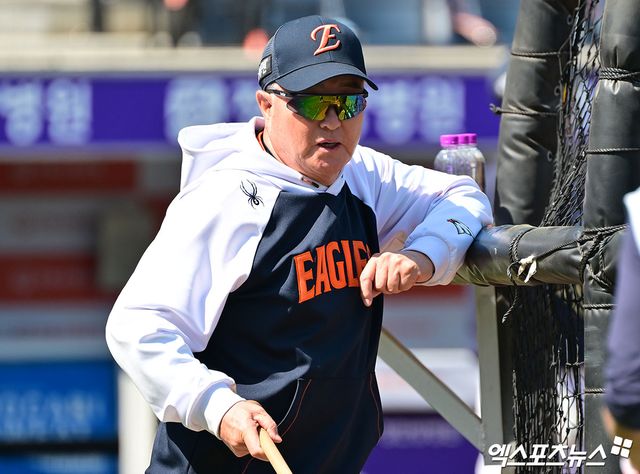 김경문 한화 감독은 1일 대전한화생명볼파크에서 열릴 예정이던(우천 취소) '2025 신한 SOL Bank KBO 리그' LG와 정규시즌 여섯 번째 맞대결을 앞두고 개막 후 한 달을 돌아봤다. 팀이 쌓아놓은 승차를 까먹지 않고, 분위기를 유지하길 원했다. 엑스포츠뉴스 DB