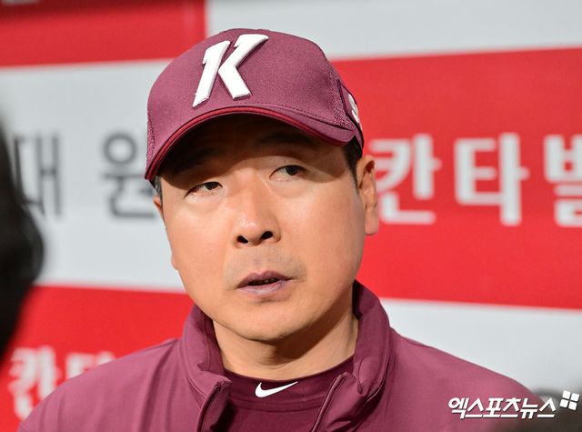 홍원기 키움 히어로즈 감독이 5월 1일 서울 고척스카이돔에서 열리는 롯데 자이언츠와의 경기에 앞서 취재진과 인터뷰를 하고 있다. 사진 김한준 기자