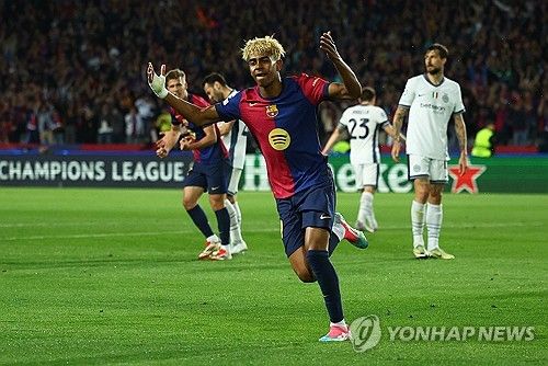 바르셀로나와 인터 밀란이 1일(한국시간) 스페인 바르셀로나에 있는 에스타디 올림픽 류이스 콤파니스에서 열린 2024-2025시즌 유럽축구연맹(UEFA) 챔피언스리그 4강 1차전에서 난타전 끝에 3-3 무승부를 거뒀다.&nbsp;연합뉴스