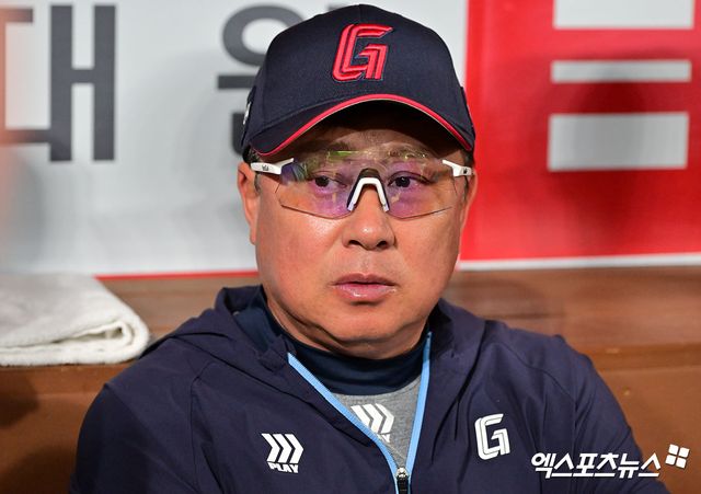 김태형 롯데 자이언츠 감독이 5월 1일 서울 고척스카이돔에서 열리는 키움 히어로즈와의 경기를 앞두고 현장 취재진과 인터뷰를 진행했다. 사진 김한준 기자