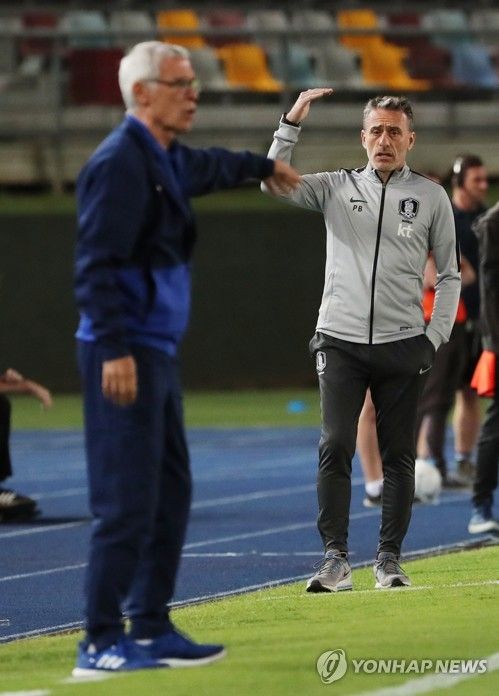 이라크 매체 '알라비아스포츠'가 1일(한국시간) 후세인 아무타 감독과 협상이 결렬된 뒤, 이라크축구협회가 엑토르 쿠페르를 포함해 헬리오 수자, 틴틴 마르케스 로페스 감독을 차기 축구 국가대표팀 감독 후보로 두고 있다고 보도했다.&nbsp; 이어 현지에서는 엑토르 쿠페르 감독과 먼저 이라크축구협회가 줌 미팅을 가졌다는 보도가 나오면서 쿠페르 감독이 1순위 후보로 거론되고 있다.&nbsp;연합뉴스