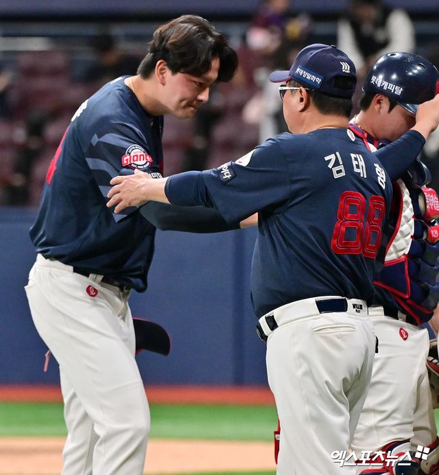 롯데 자이언츠 투수 김원중(왼쪽)이 지난 4월 30일 고척 키움 히어로즈전에서 세이브를 기록한 뒤 김태형 감독에게 격려 받고 있다. 사진 엑스포츠뉴스 DB