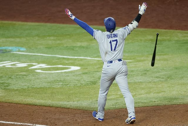 다저스 투타 겸업 스타 오타니는 10일(한국시간) 체이스필드에서 열린 '2025 메이저리그' 애리조나전에서 1번 지명타자로 선발 출전했다. 9회초 결승 홈런포에 이어 4타점을 기록해 팀 승리에 혁혁한 공을 세웠다. 연합뉴스 AFP