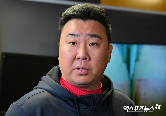 10일 오후 인천SSG랜더스필드에서 열리는 '2025 신한 SOL Bank KBO리그' KIA 타이거즈와 SSG 랜더스의 경기, KIA 이범호 감독이 취재진과 대화를 나누고 있다. 문학, 김한준 기자