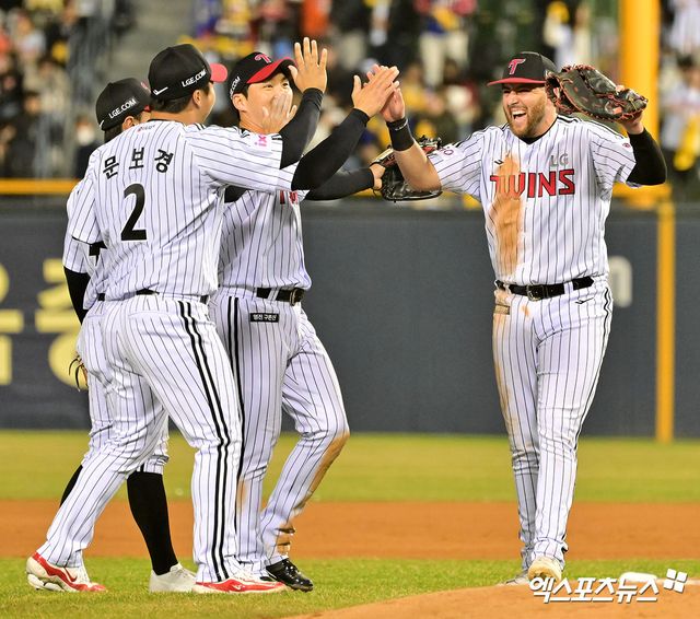 염경엽 LG 트윈스 감독은 10일 대구 삼성라이온즈파크에서 2025 신한 SOL Bank KBO리그 삼성 라이온즈와의 원정 더블헤더 1차전을 앞두고 주전 1루수이자 주축 타자인 오스틴 딘의 상태에 관해 전했다. 염 감독은 '대구에 와 타격 훈련을 하는데 약간의 어지럼증이 남아있다고 하더라. 트레이닝 파트에 확실히 검사해 보라고 했다'며 '(서울에서) MRI 촬영을 진행했는데 아무 이상 없다고 한다. 명확한 상태를 파악하기 위해 보냈다'고 했다. LG 타선에서 오스틴 공백이 크지만 그의 휴식을 결정했다. 13~15일 키움과의 홈 경기 출전을 노린다. 엑스포츠뉴스 DB