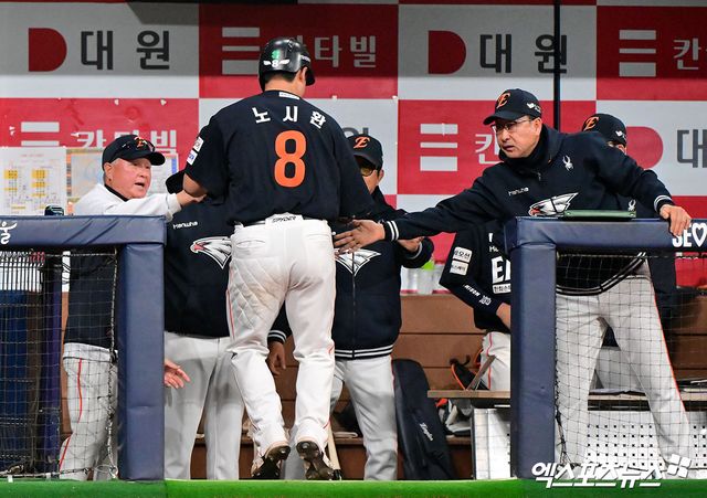 9일 오후 서울 구로구 고척스카이돔에서 열린 '2025 신한 SOL Bank KBO리그' 한화 이글스와 키움 히어로즈의 경기, 한화가 문현빈의 결승 솔로포에 힘입어 키움에 7:5로 승리하며 26년 만에 10연승을 기록했다. 9회초 2사 2루 한화 노시환이 채은성의 1타점 3루타때 득점에 성공하고 있다. 엑스포츠뉴스 DB